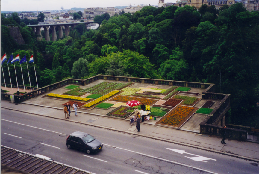 Manifesta 2, Luxembourg, 1998. 
Tobias Rehberger, Within View of Seeing. 
Photo © Manifesta 2